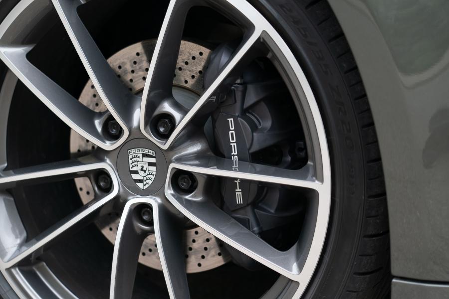 Колеса Porsche 911 Carrera 4 (992) 2019 года  (NA) (фото 38 из 40)